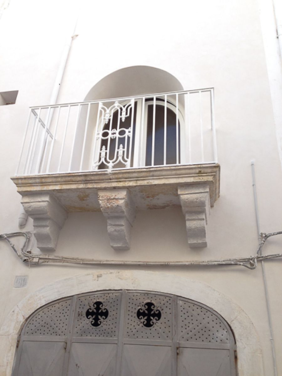 Blick von der Straße auf den Balkon des Studio-Appartements